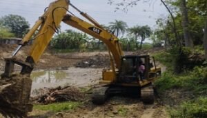 নাটোরে কৃষিজমিতে পুকুর কাটতে যাওয়ায় এক্সকাভেটরে আগুন থানায় অভিযোগ